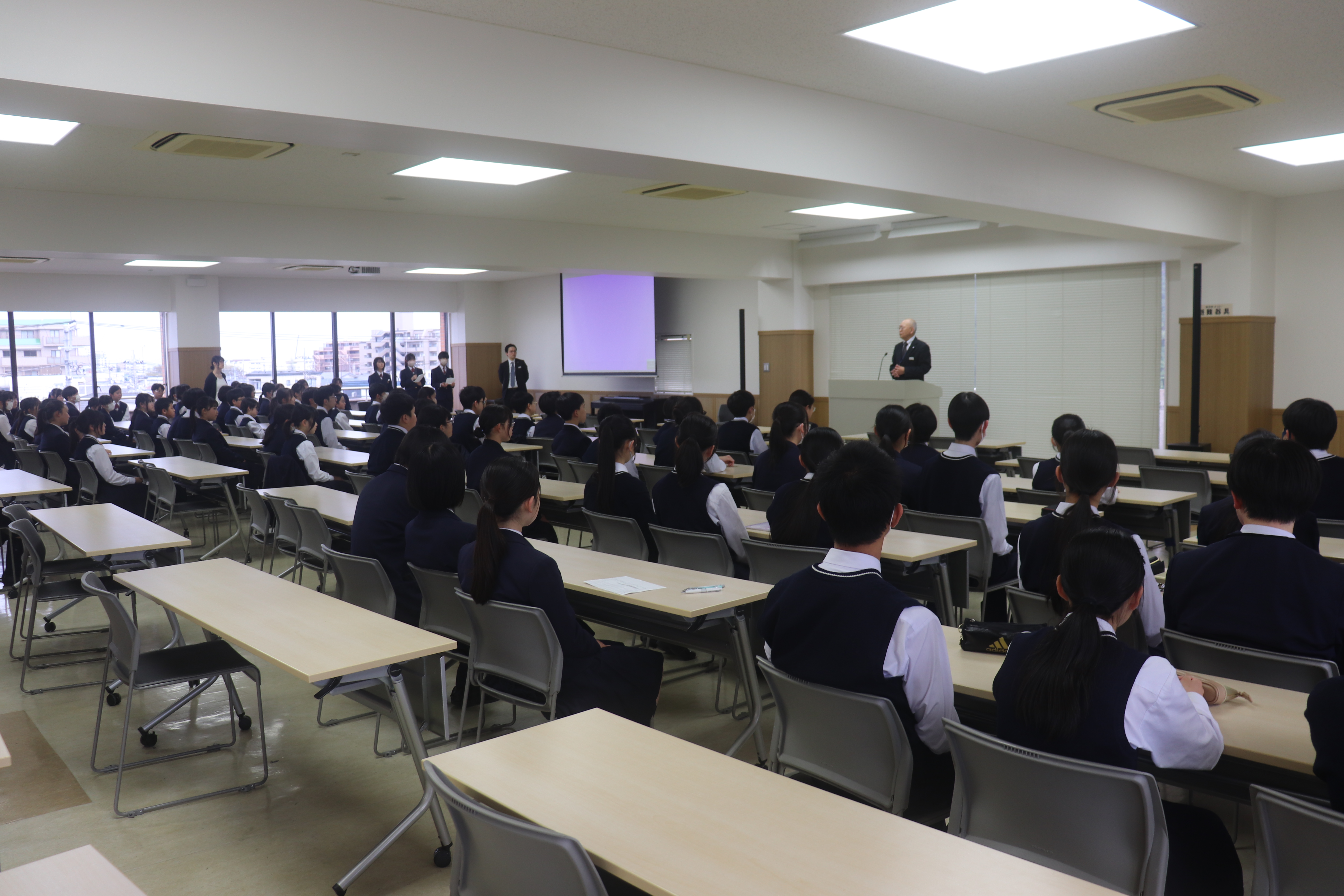 教頭先生のお話を聞く生徒