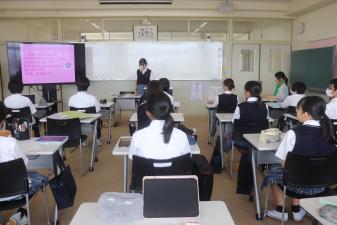 プレゼンテーションをする生徒