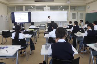 プレゼンテーションをする生徒