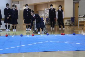 車椅子に乗ってボッチャ体験